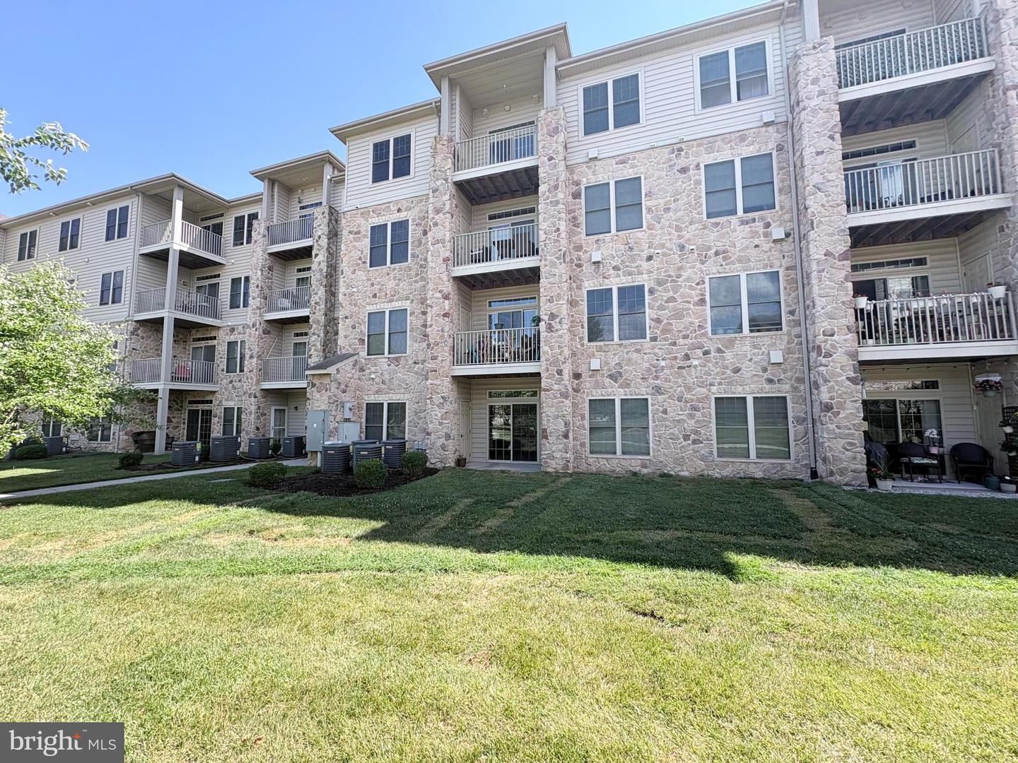 2000-unit Fountainview Cir #2106 Property Photo 1