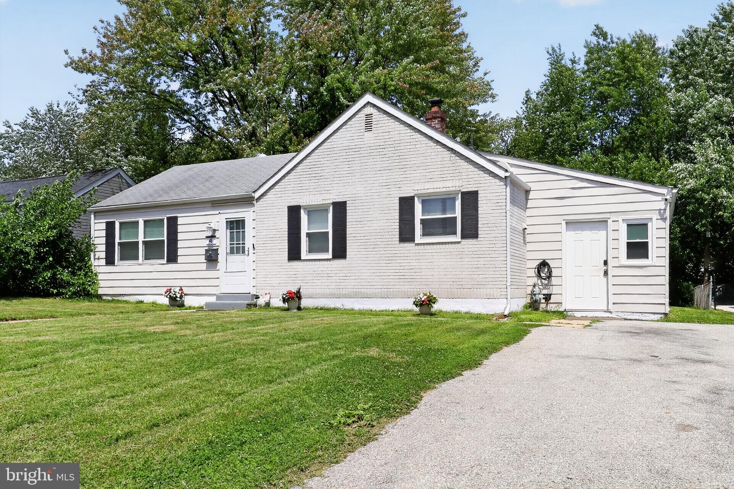 48 Yale Ave Property Photo 1