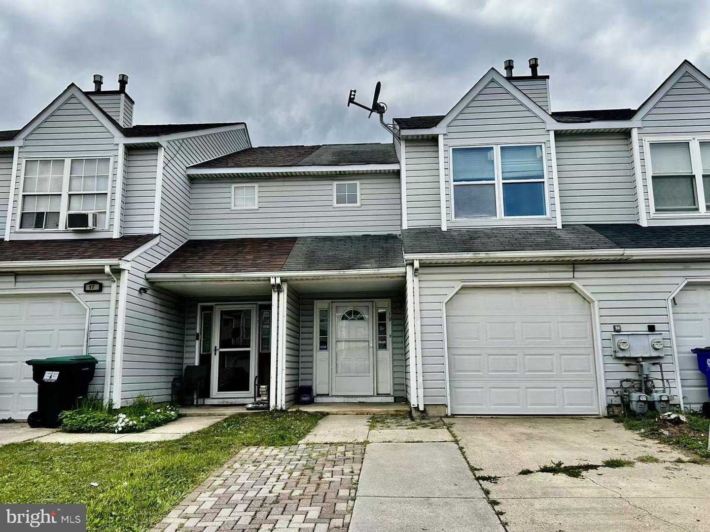 19 KELSTON DR Property Photo 1