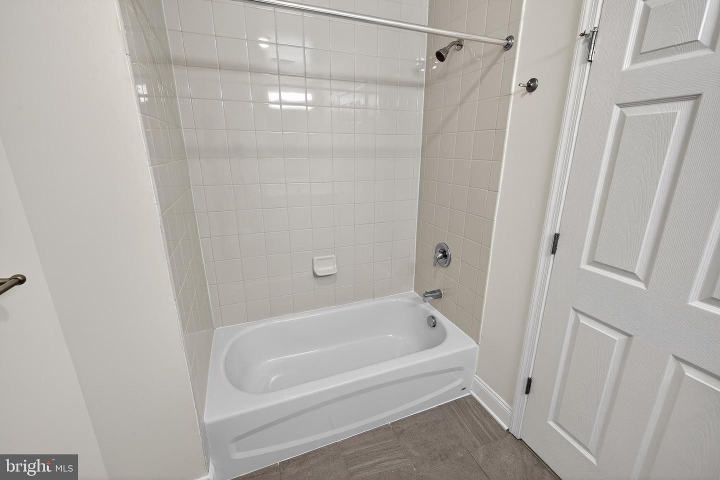 531 E 8th St Property Photo 18