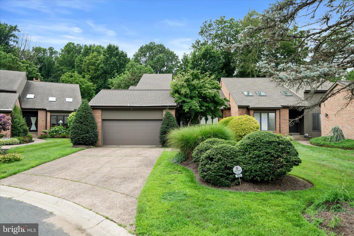 122 DOWNS DR