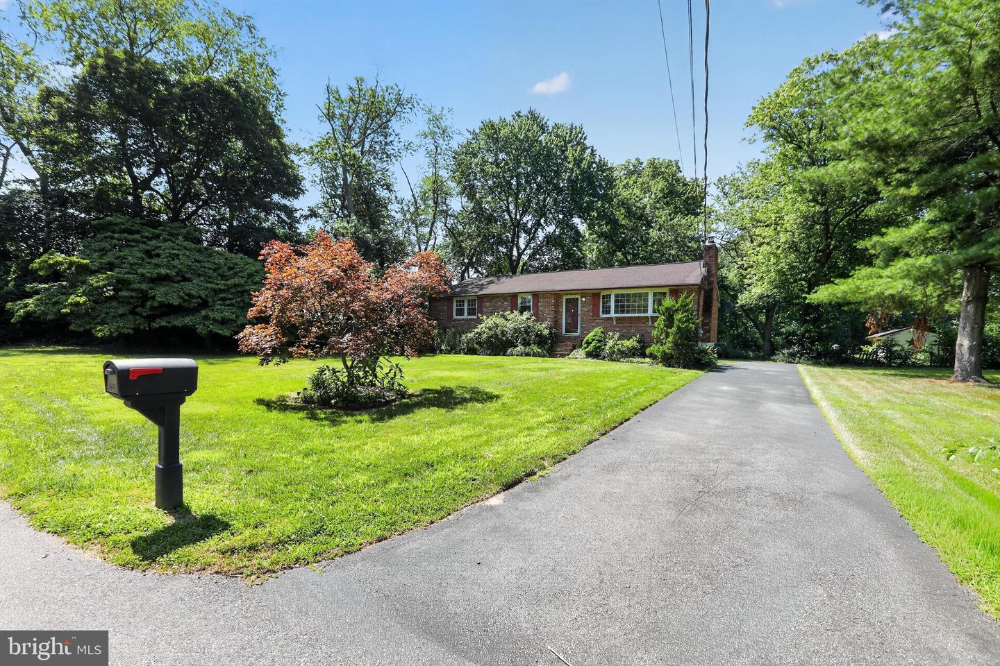 136 Kingston Dr Property Photo 2