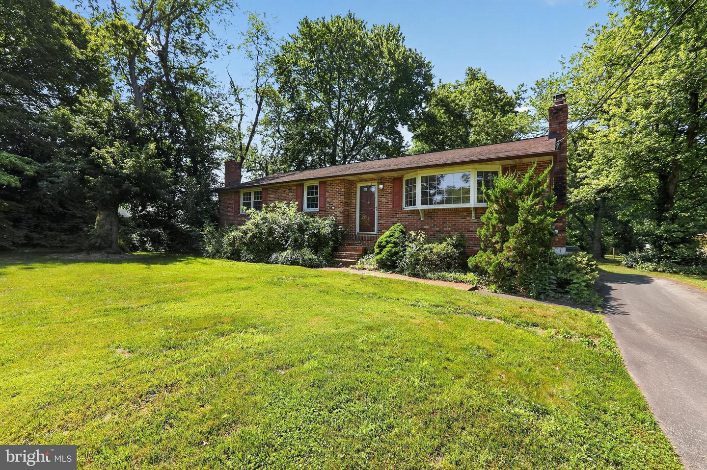 136 Kingston Dr Property Photo 3