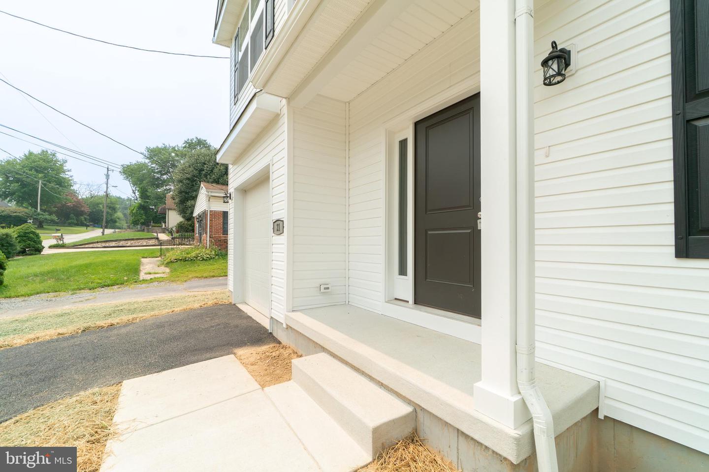21 Neurys Ln Property Photo 3