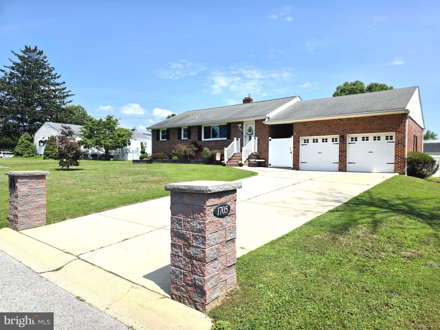1705 S Riding Ln Property Photo 1