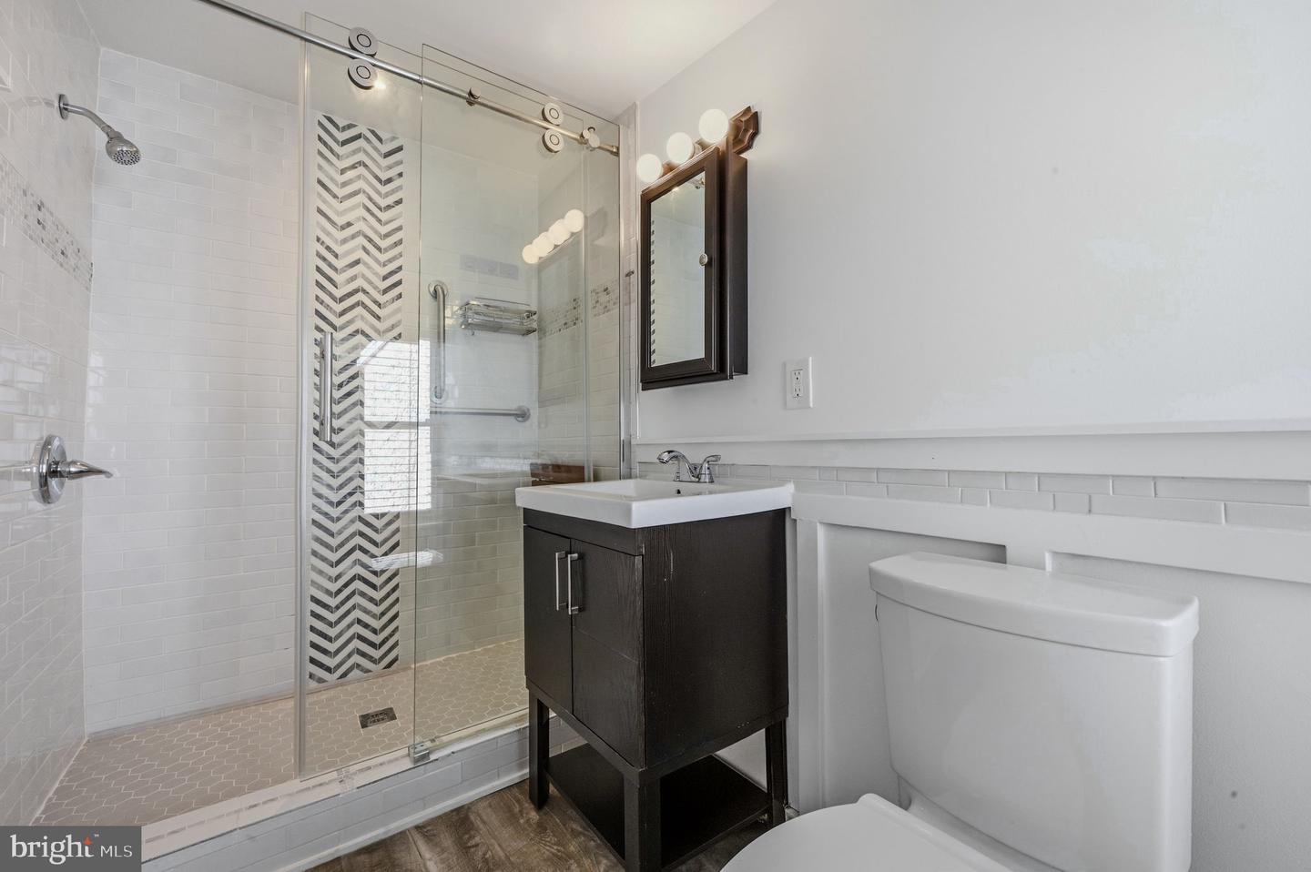 211 E 13th St Property Photo 17
