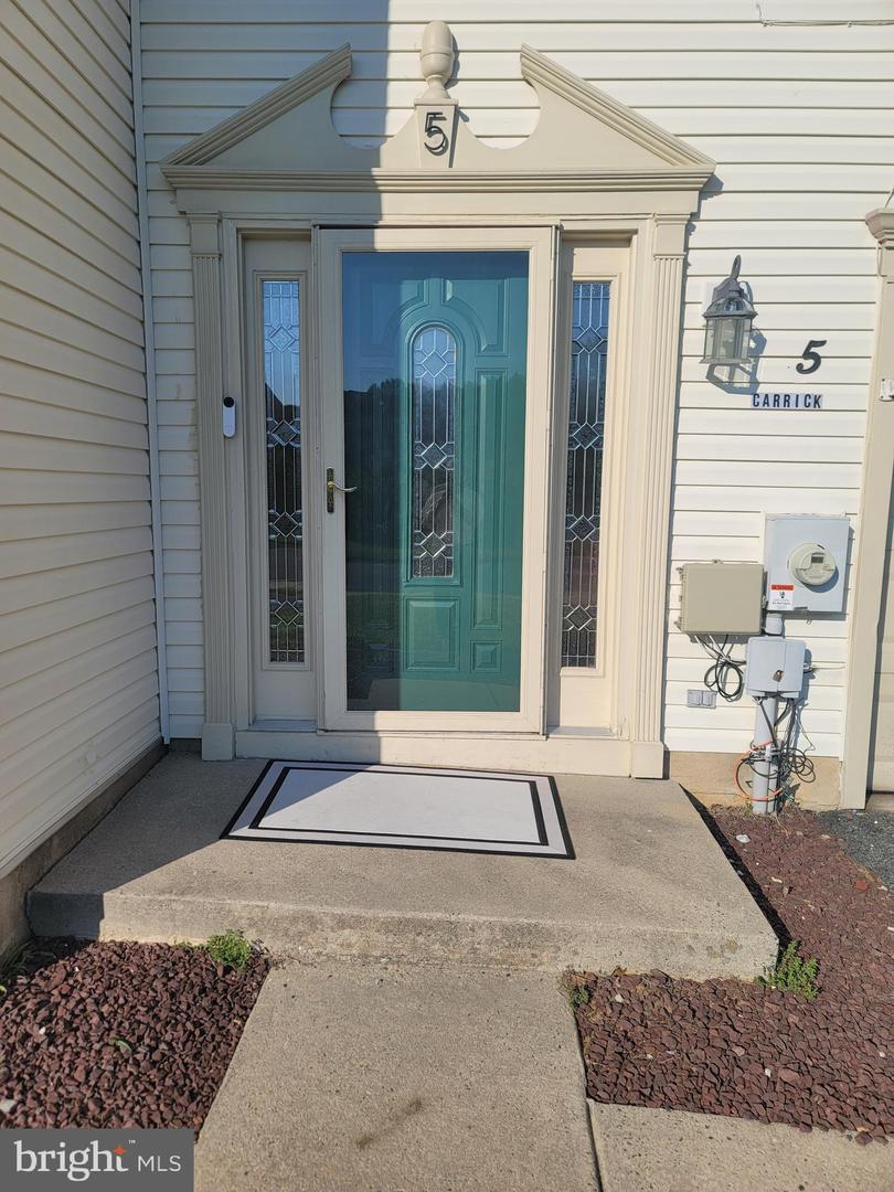 5 Carrick Ln Property Photo 3