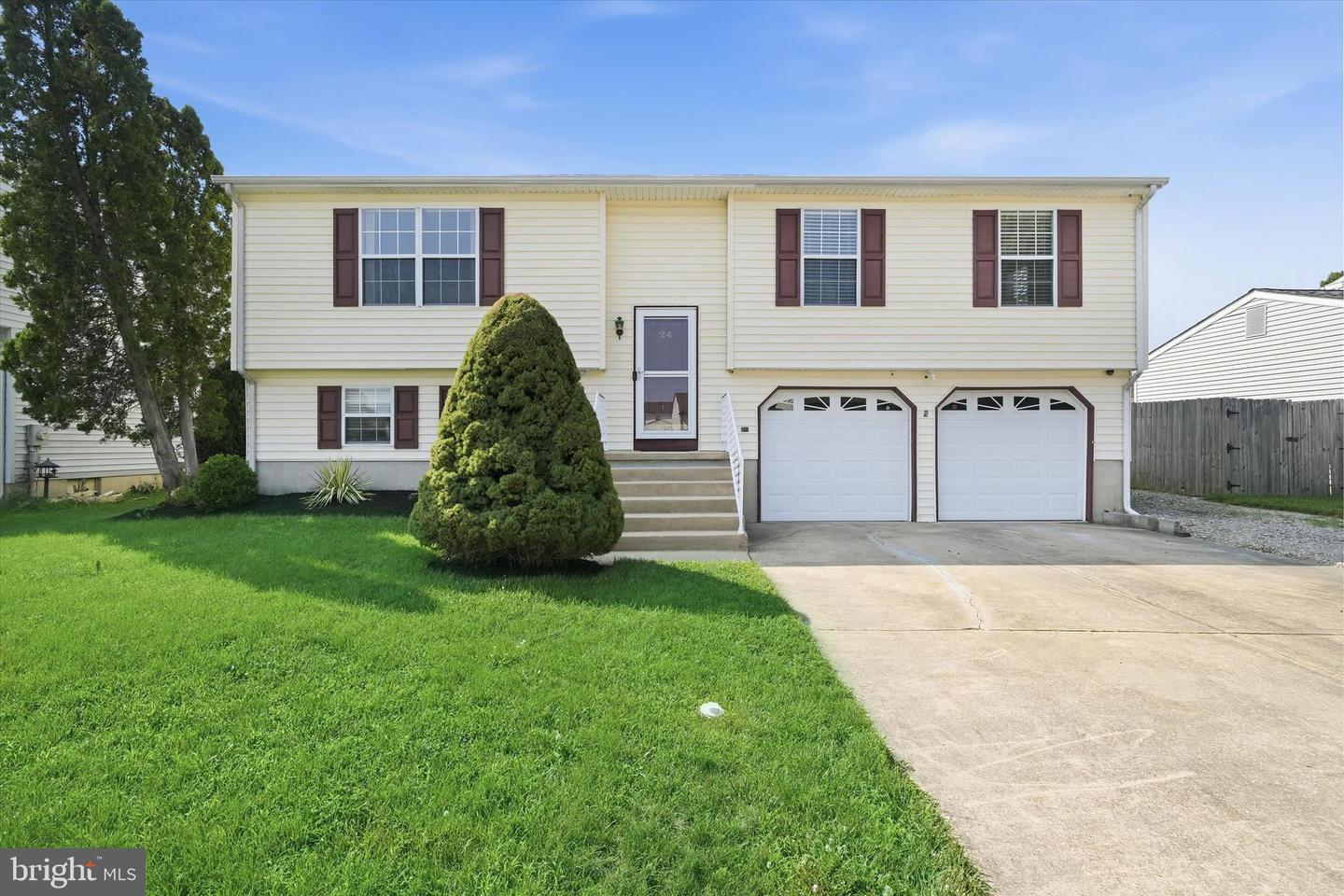 24 W COUNTRY LN Property Photo 1