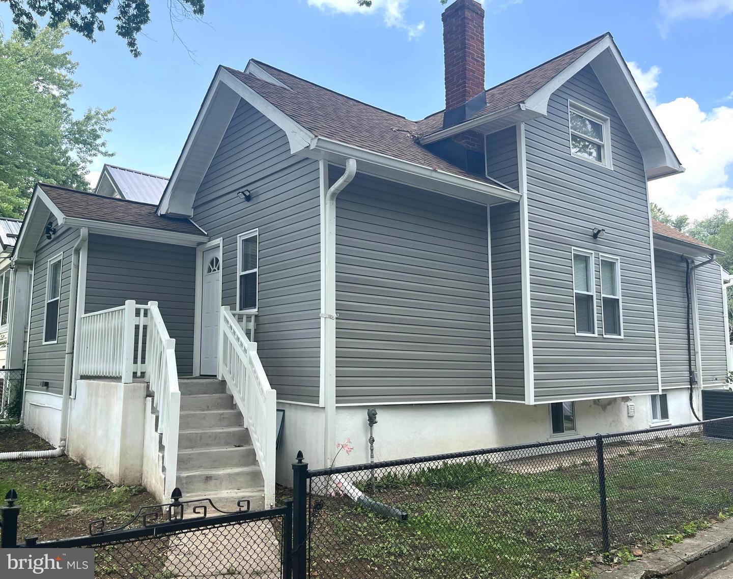 109 E 40th St Property Photo 1