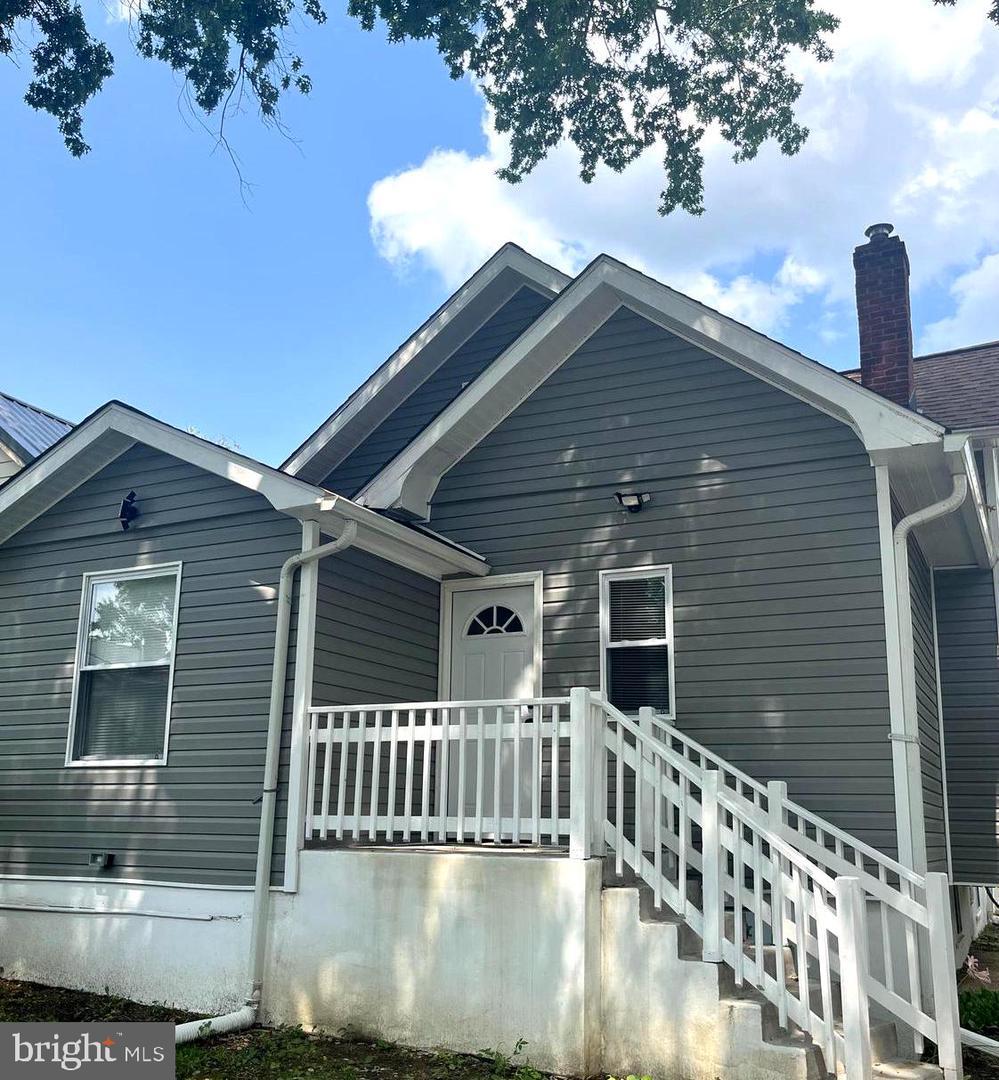 109 E 40th St Property Photo 2