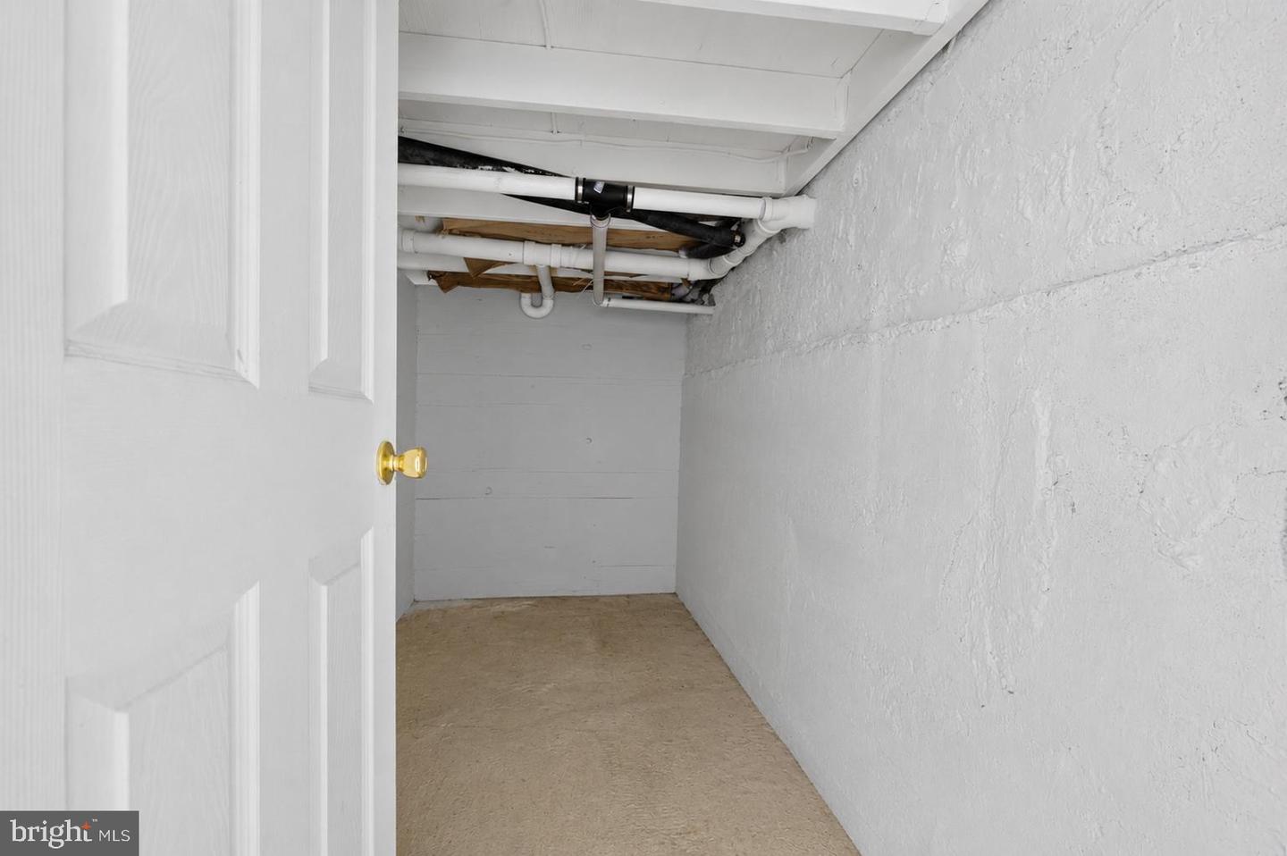 109 E 40th St Property Photo 42