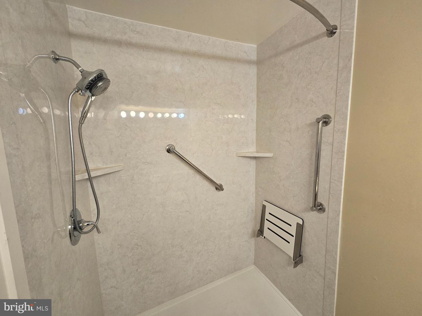 5209-unit 6 Le Parc Dr #38 Property Photo 4