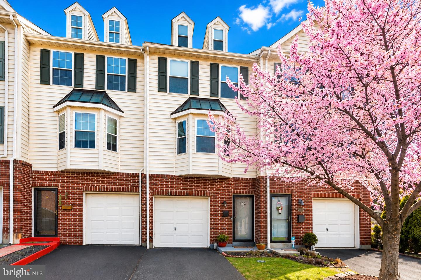602 HAWLEY ST Property Photo 1