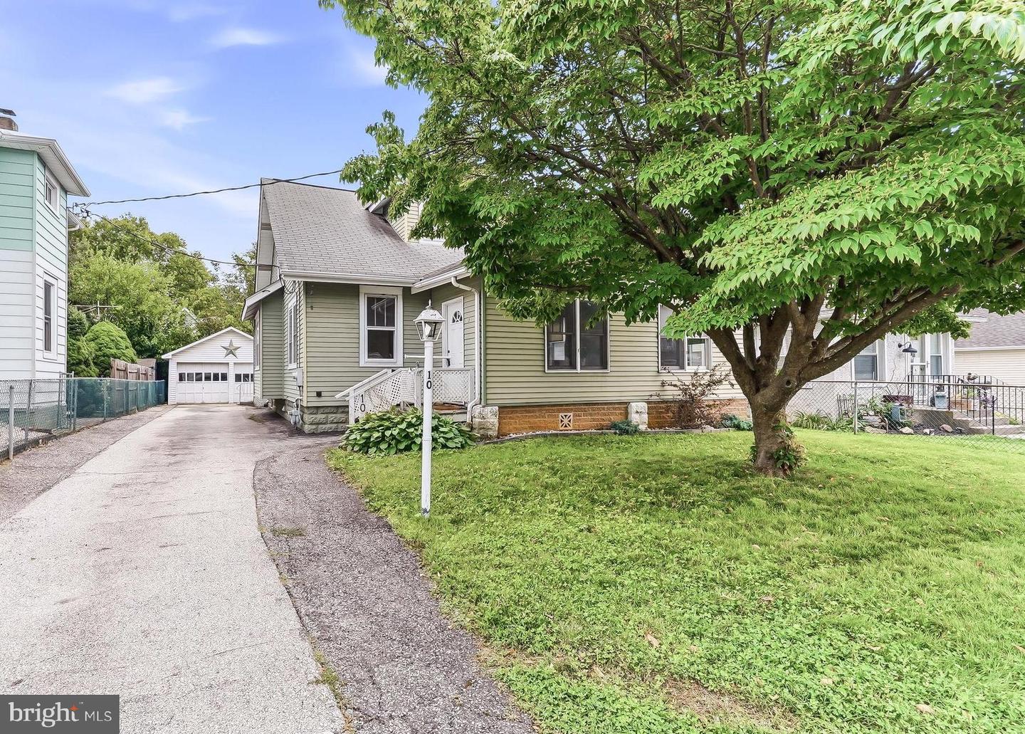 10 HAWTHORNE AVE