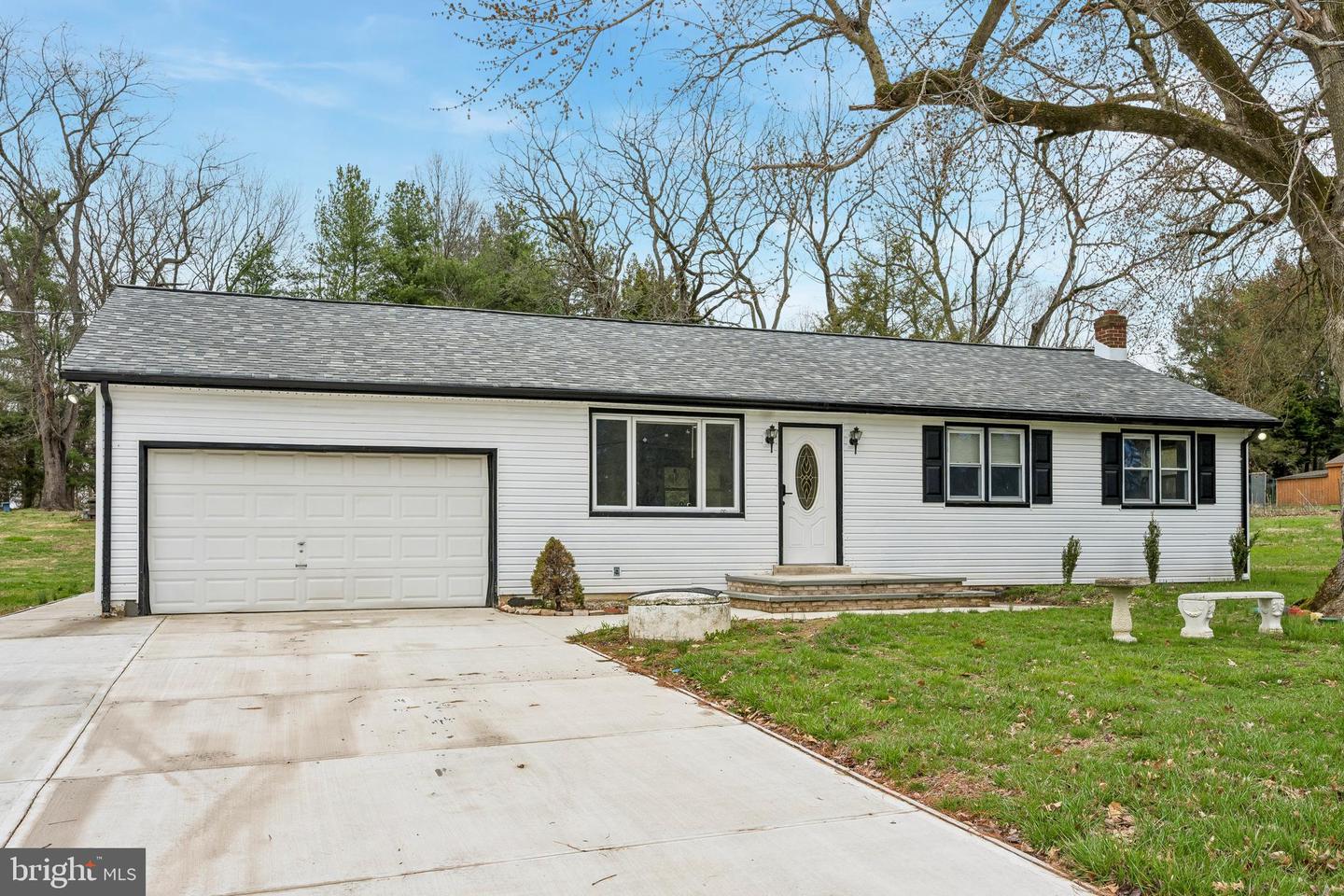 2 Gina Dr Property Photo 2