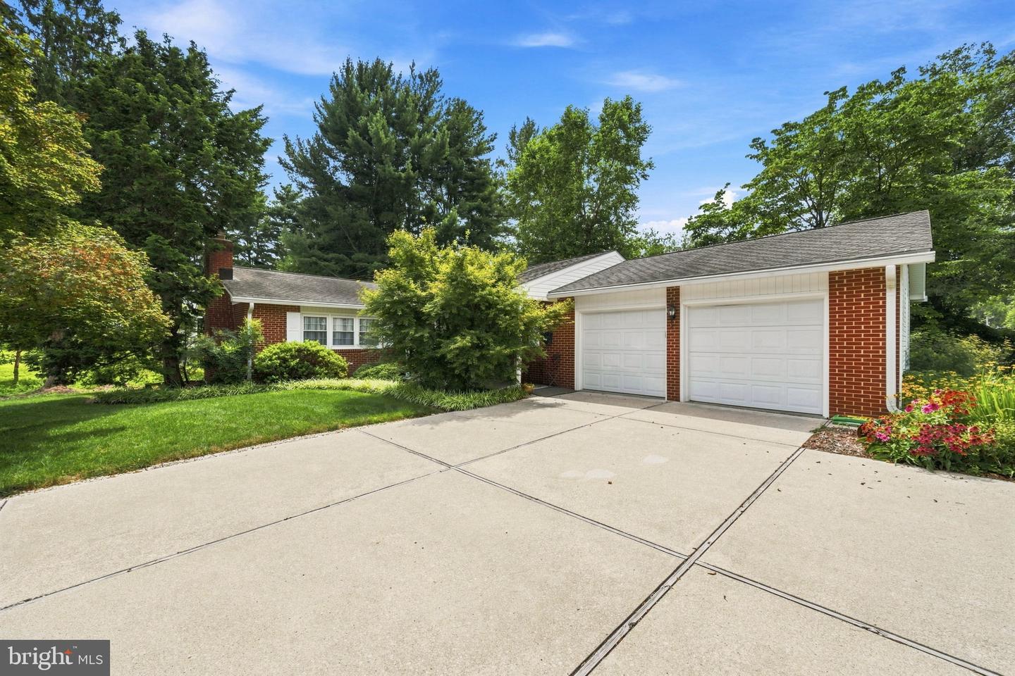 305 Meriden Dr Property Photo 1