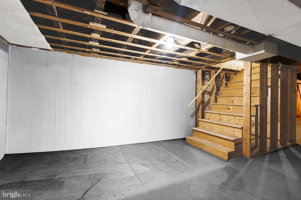 307 W 5th St Property Photo 14