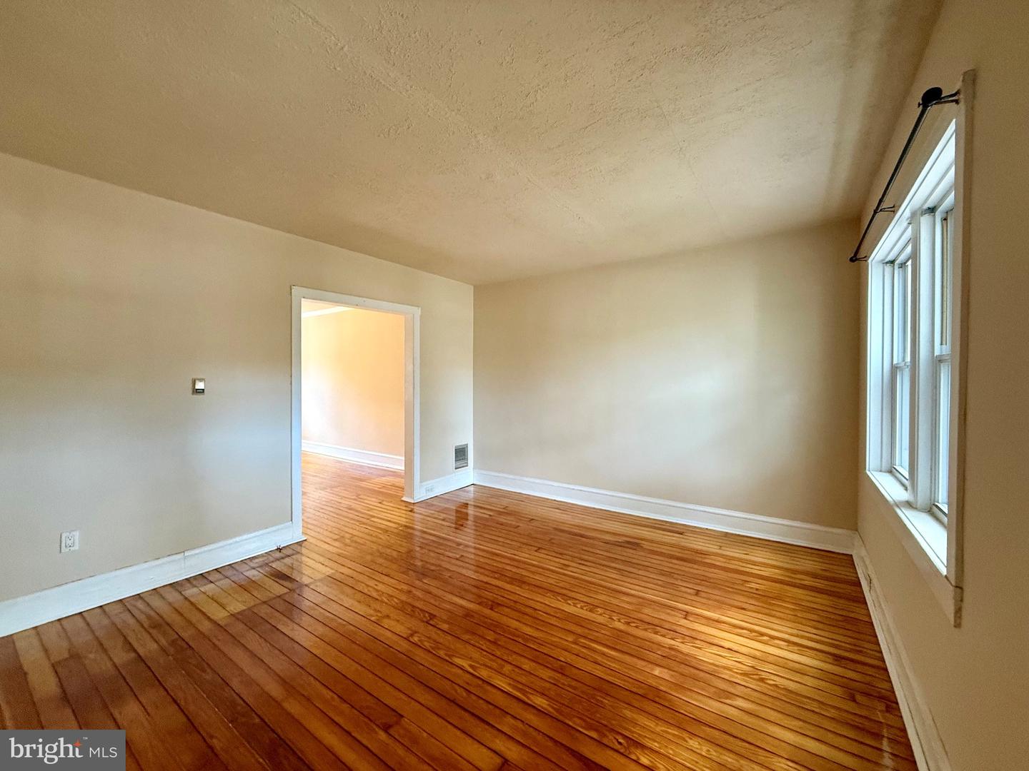 2105 Gilles St Property Photo 2