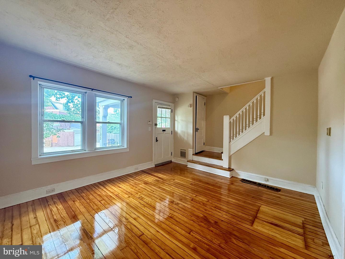 2105 Gilles St Property Photo 4