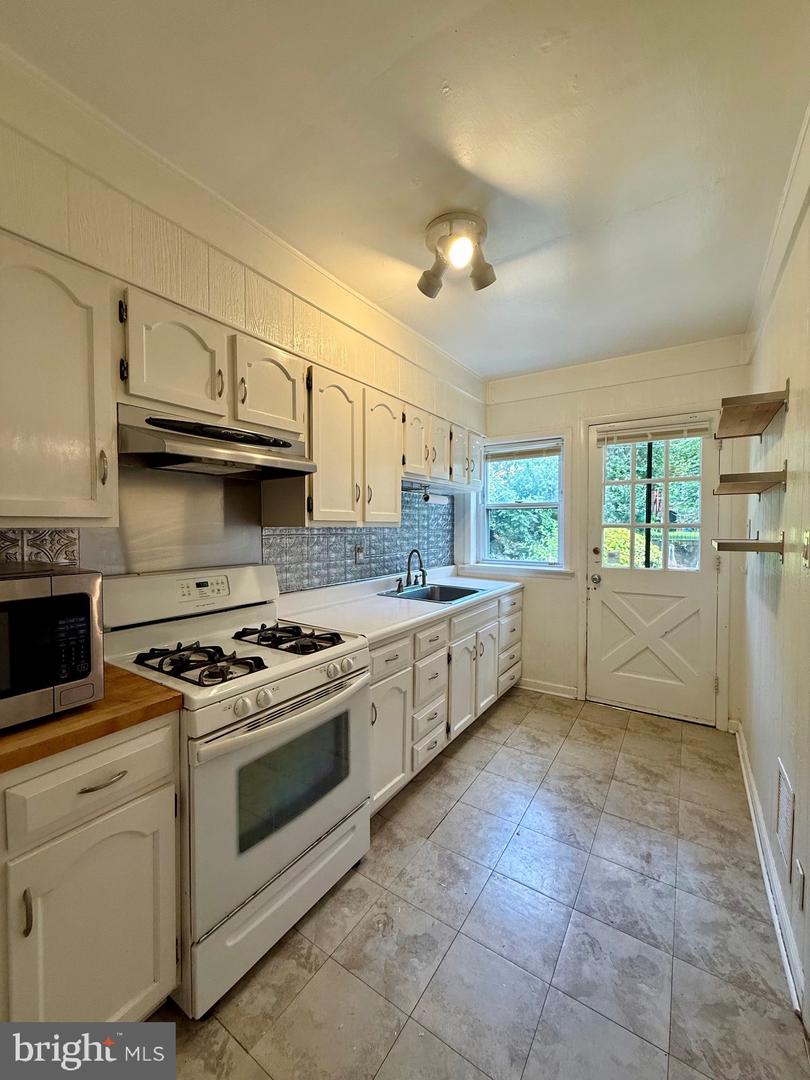 2105 Gilles St Property Photo 8