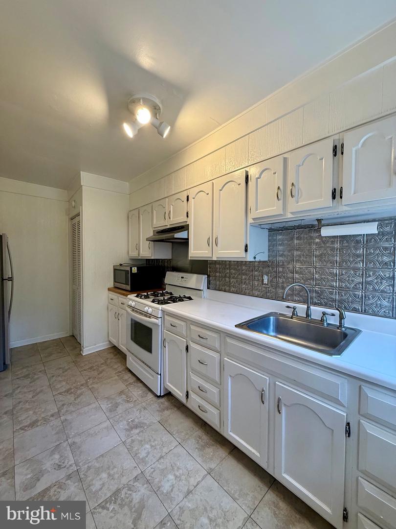 2105 Gilles St Property Photo 9