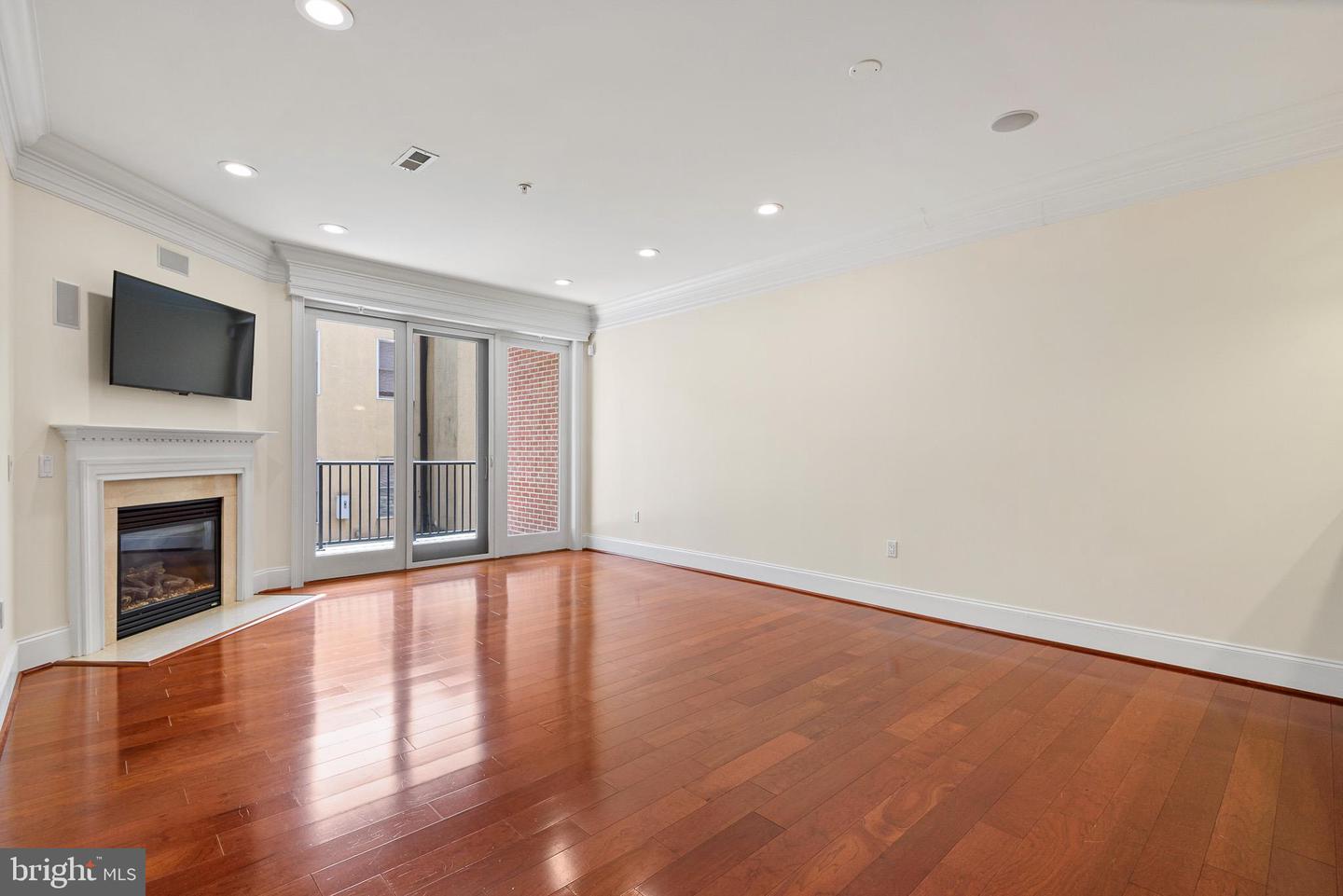 113 E Main St #203 Property Photo 6