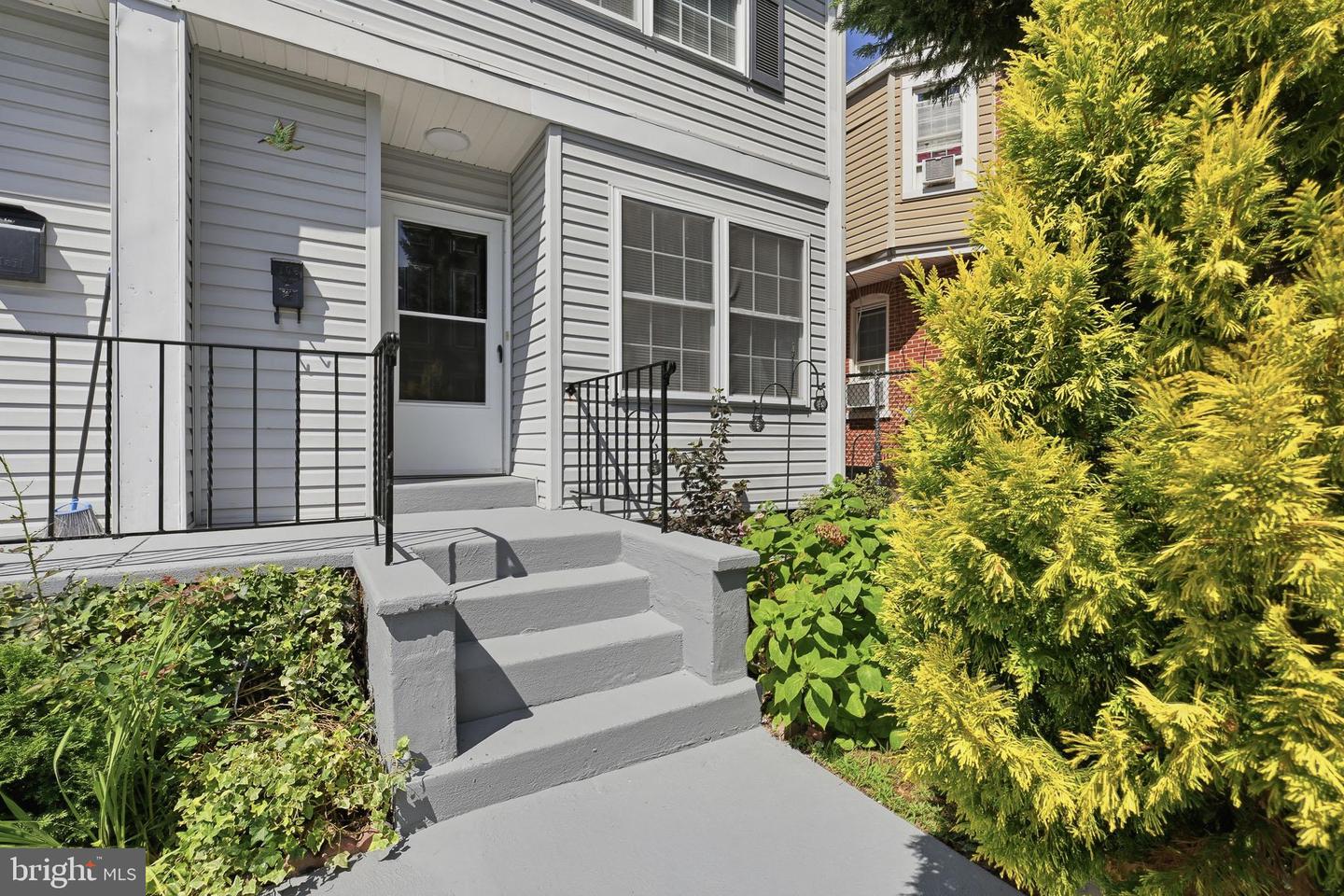 106 6th Ave Property Photo 2