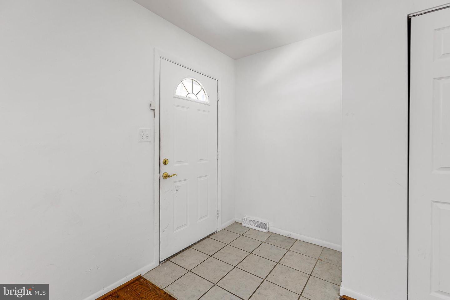 323 E Edgewater Way Property Photo 2