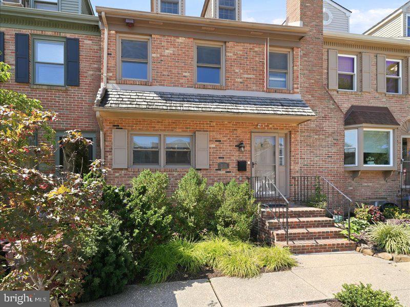 2110 Fairfield Pl Property Photo 2