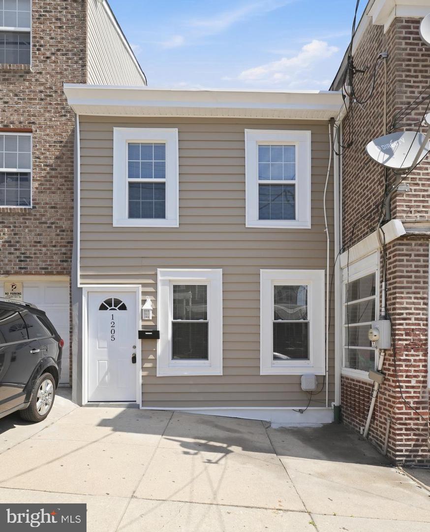 1205 Oak St Property Photo 1