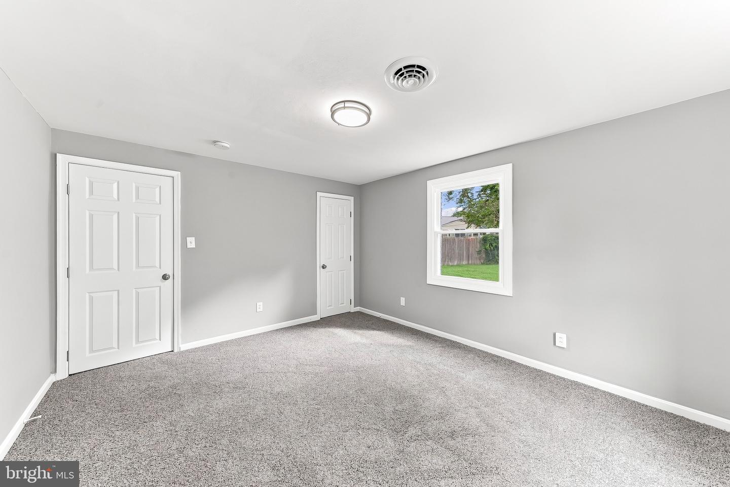 304 Frazer Pl Property Photo 5