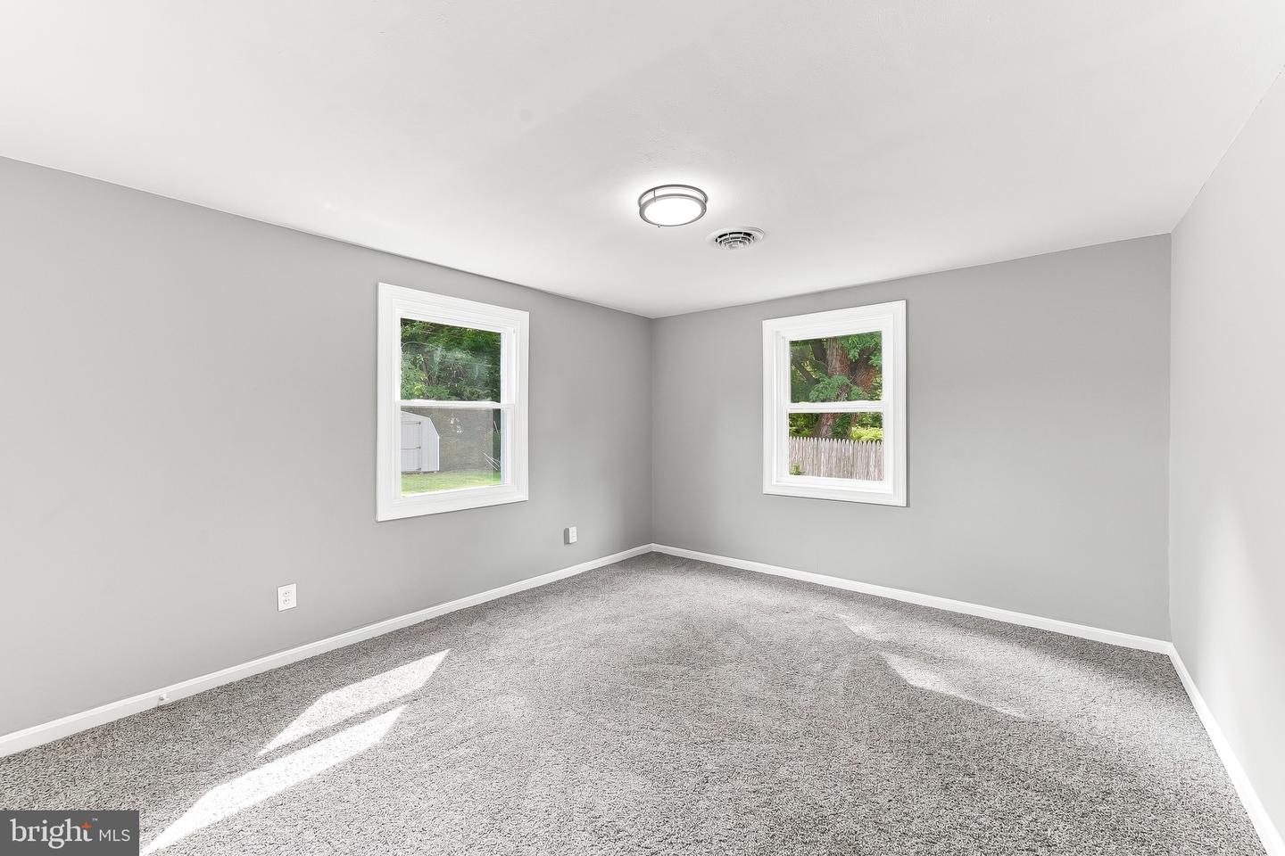 304 Frazer Pl Property Photo 6