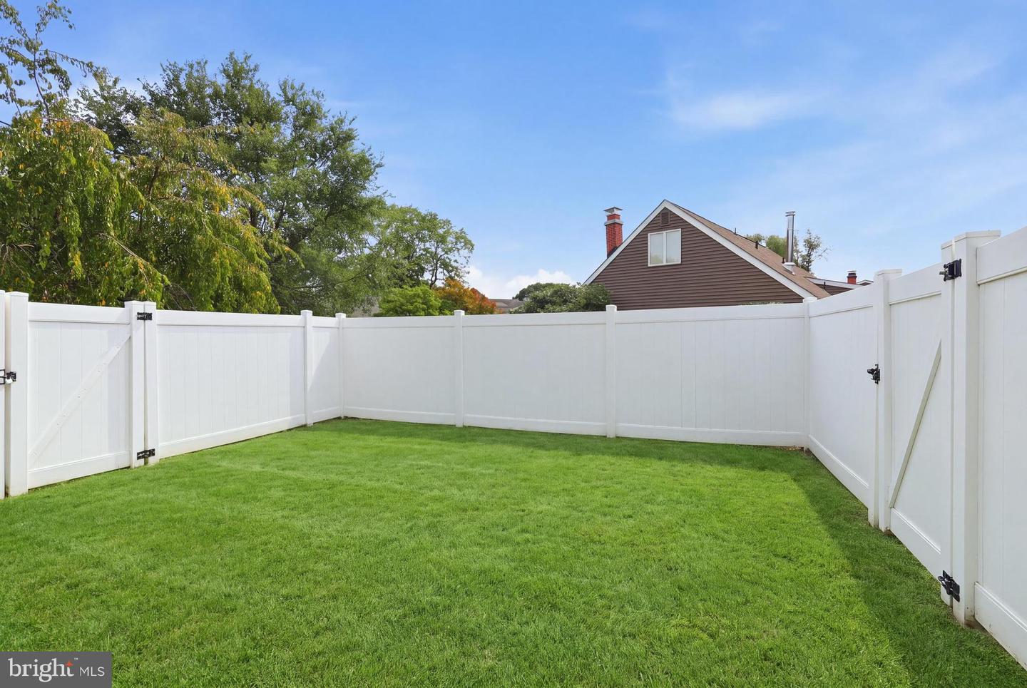 1 Pebble Pl Property Photo 7