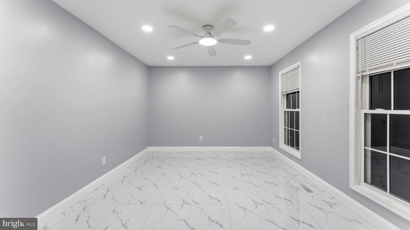 7 Greenwich Ct Property Photo 3