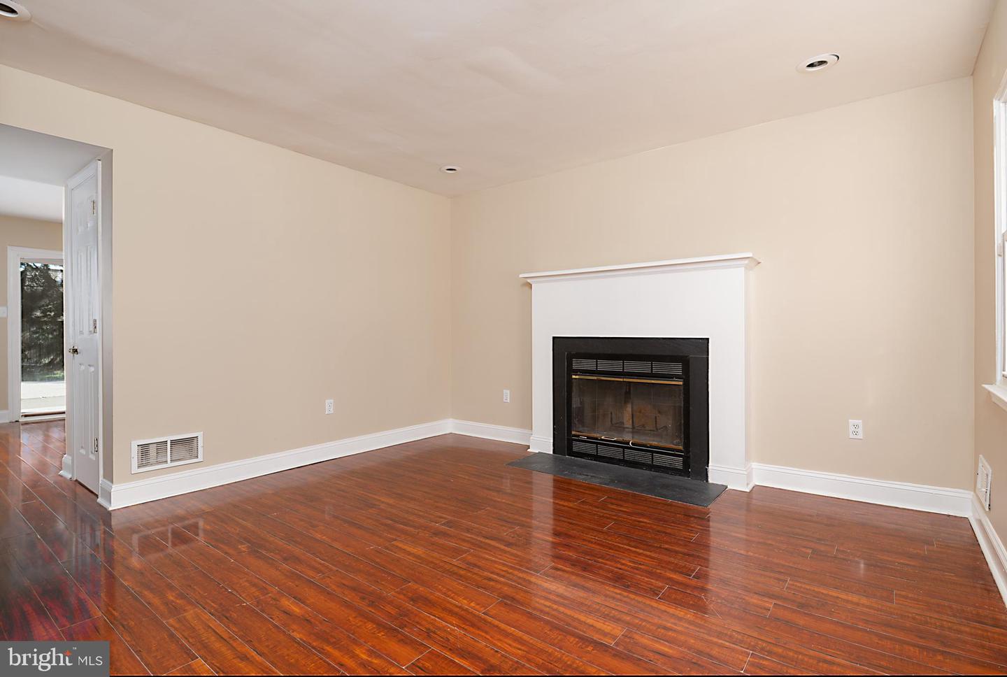 30 Lanford Rd Property Photo 5