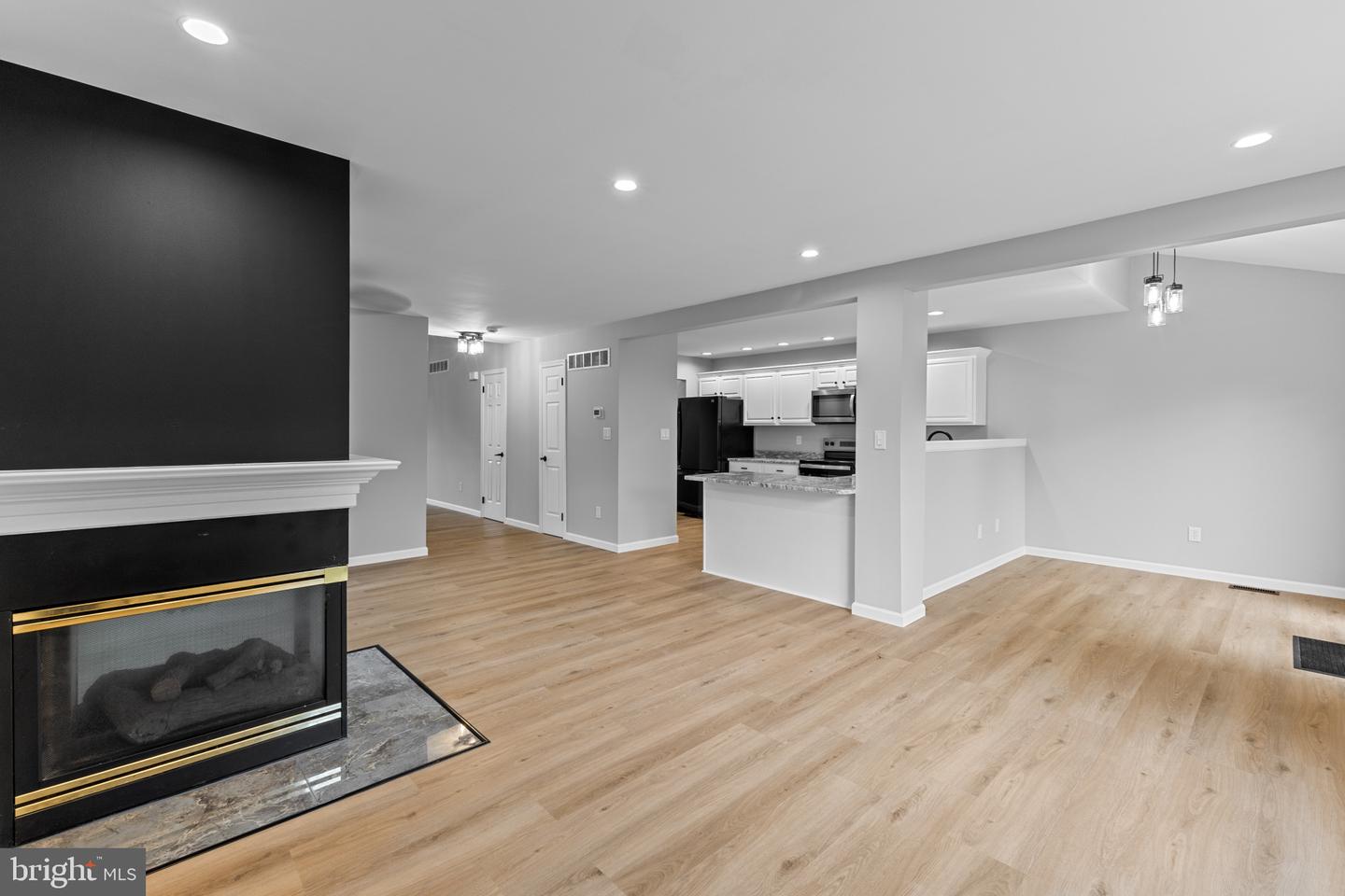 28 Eynon Ct Property Photo 5