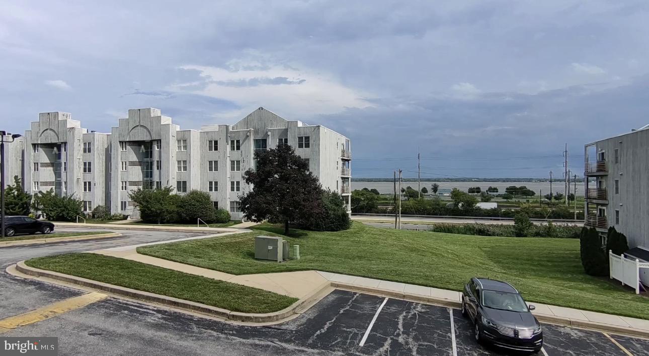 5211 Le Parc Dr #6 Property Photo 1
