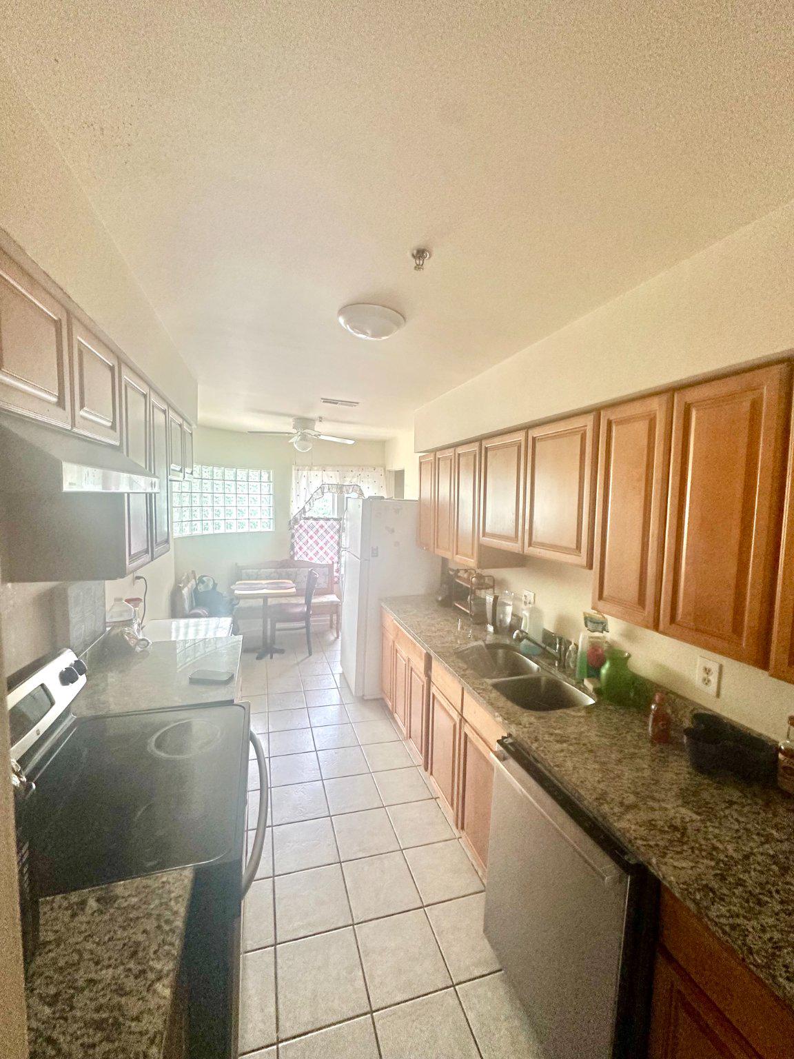 5211 Le Parc Dr #6 Property Photo 5