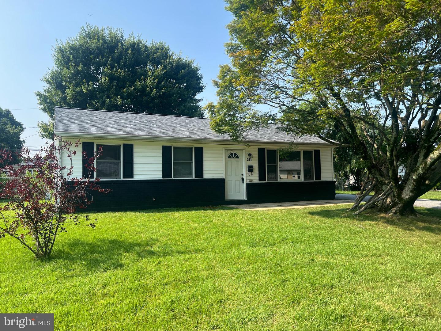 211 N Brownleaf Rd Property Photo 1