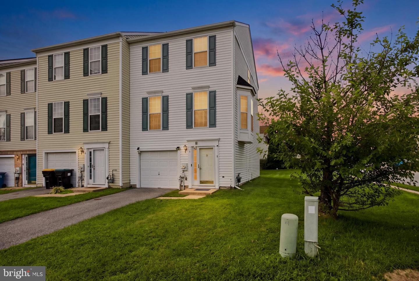 1 Lisa Dr Property Photo 1