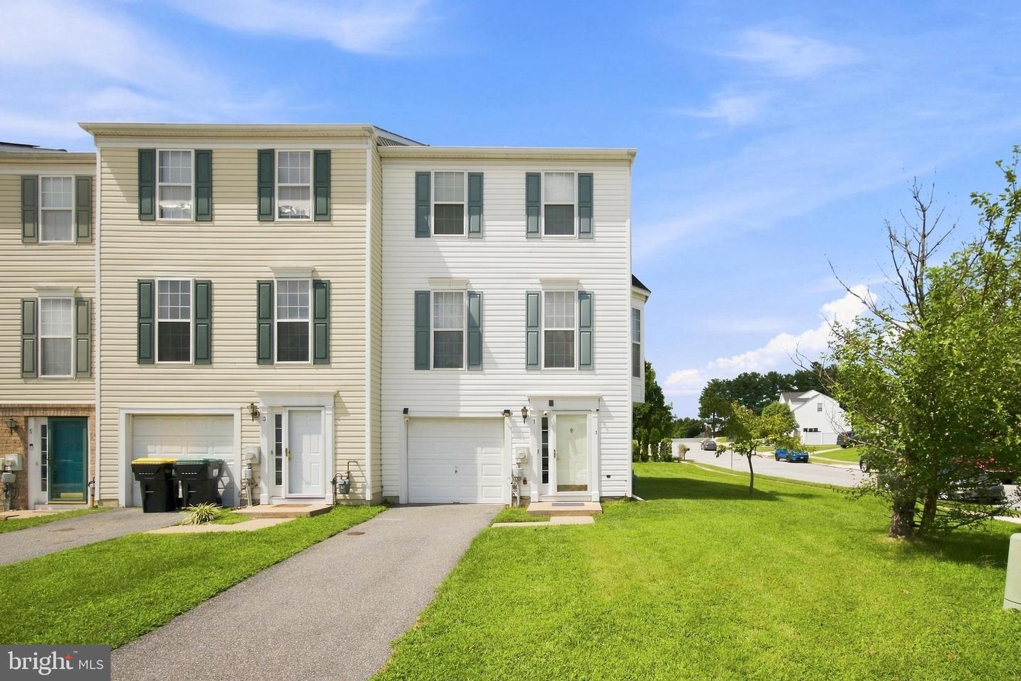 1 Lisa Dr Property Photo 2