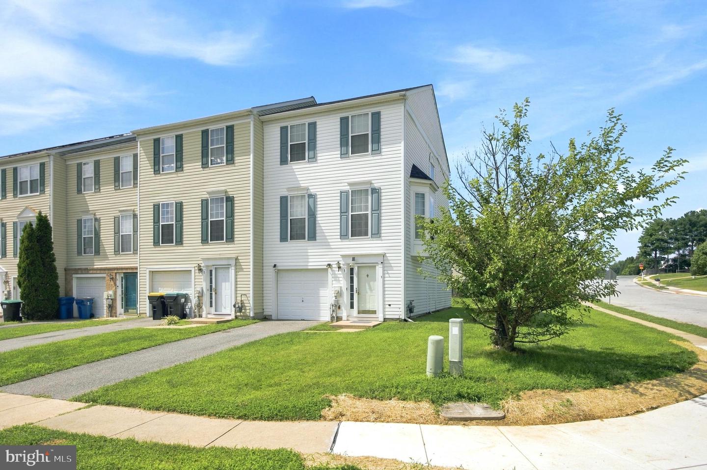 1 Lisa Dr Property Photo 3