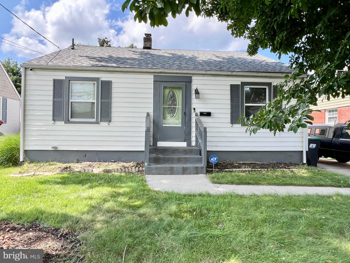2611 WASHINGTON AVE Property Photo 1