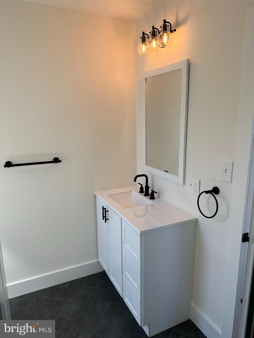 115 W 13th St #2 Property Photo 14
