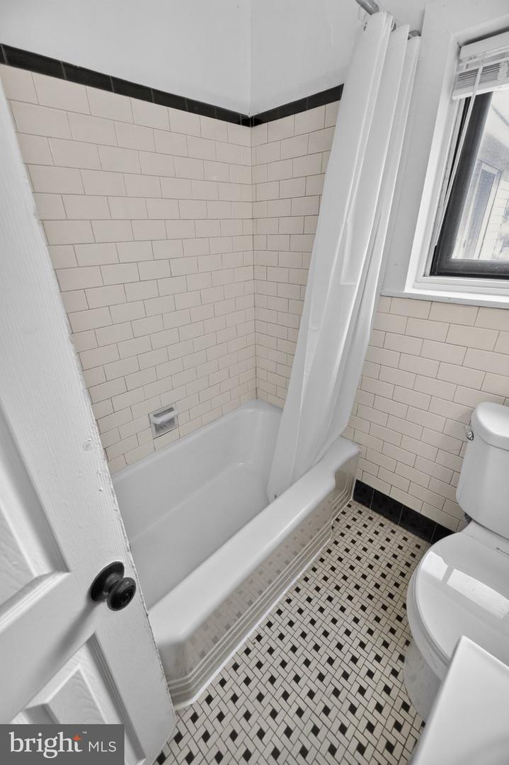 812 N Monroe St Property Photo 13