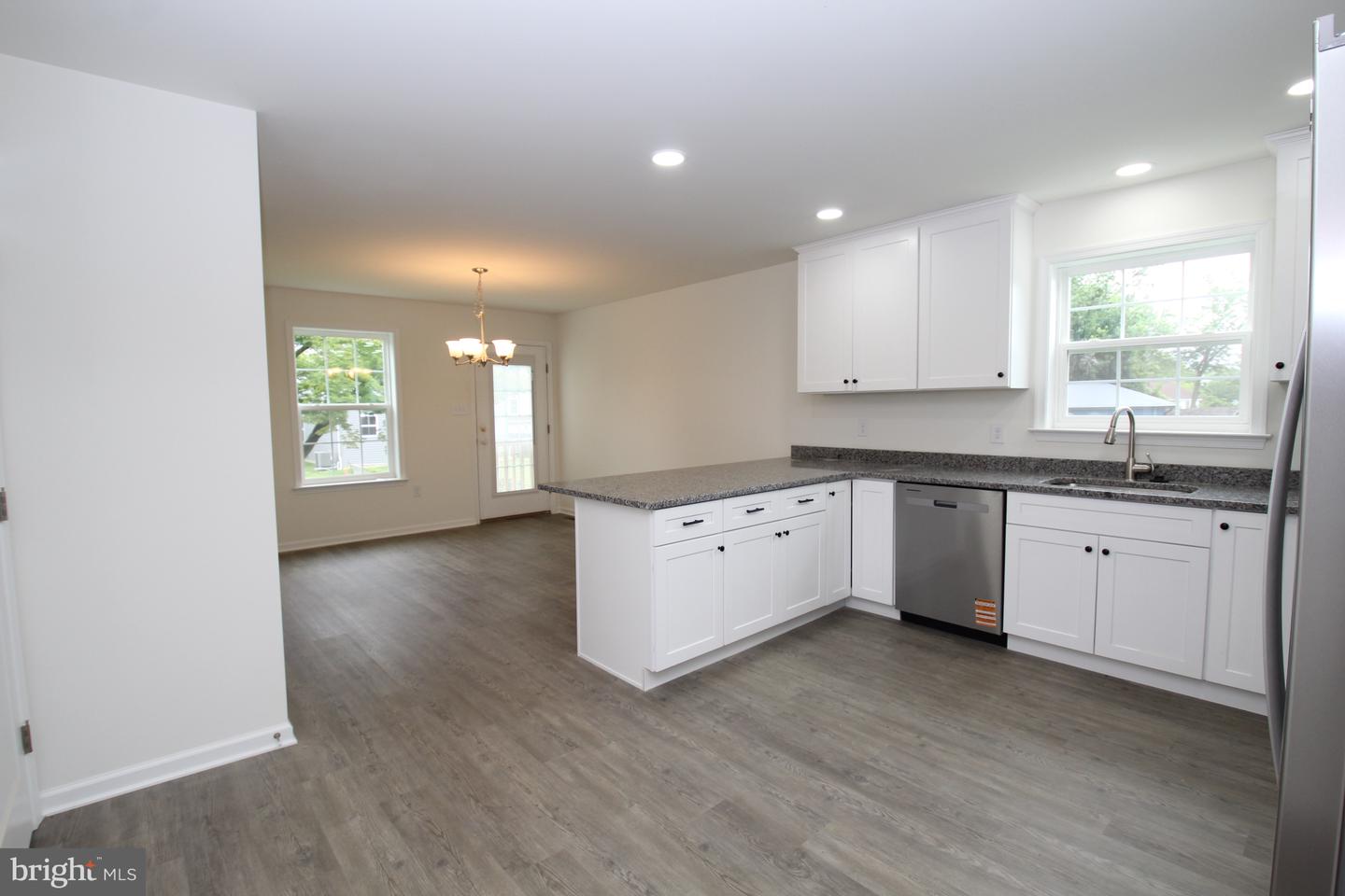 5 Buttonwood Ave Property Photo 5