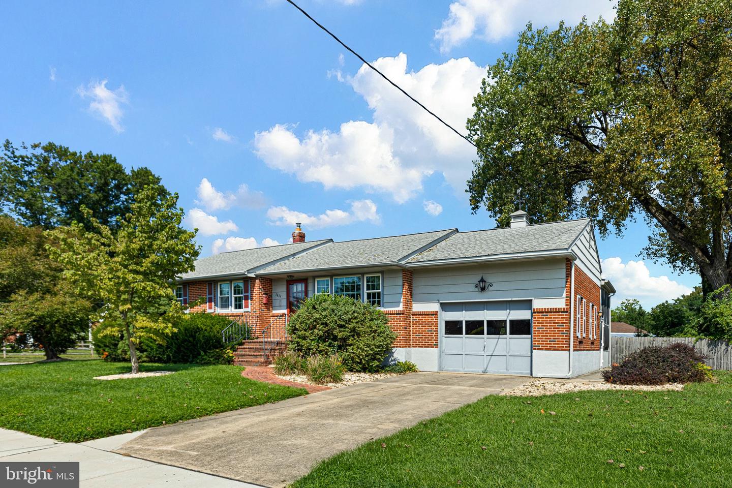 1611 Willow Ave Property Photo 1