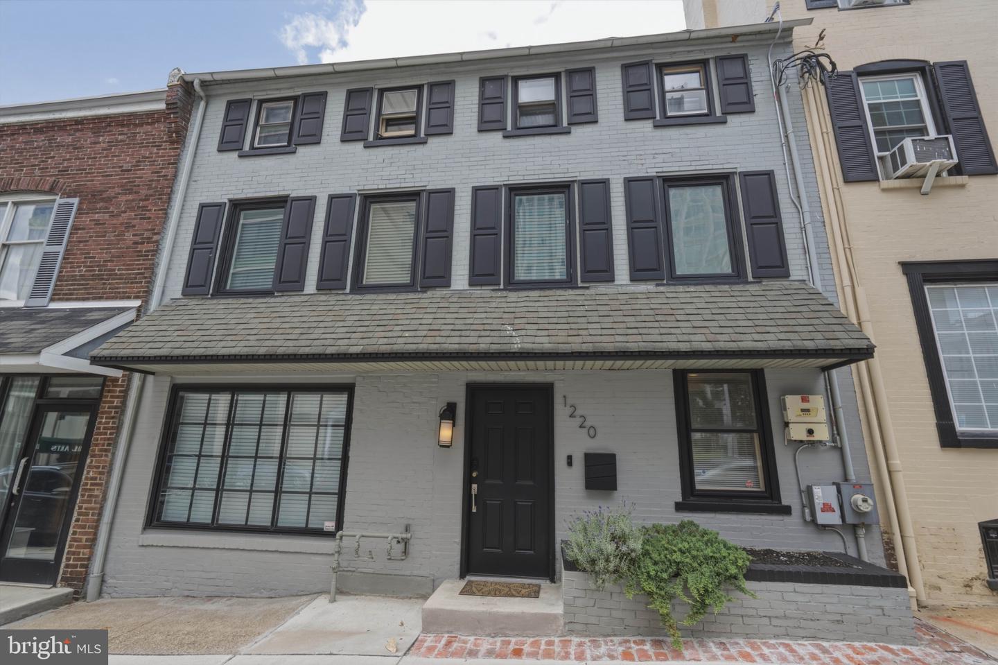1220 N KING ST Property Photo 1
