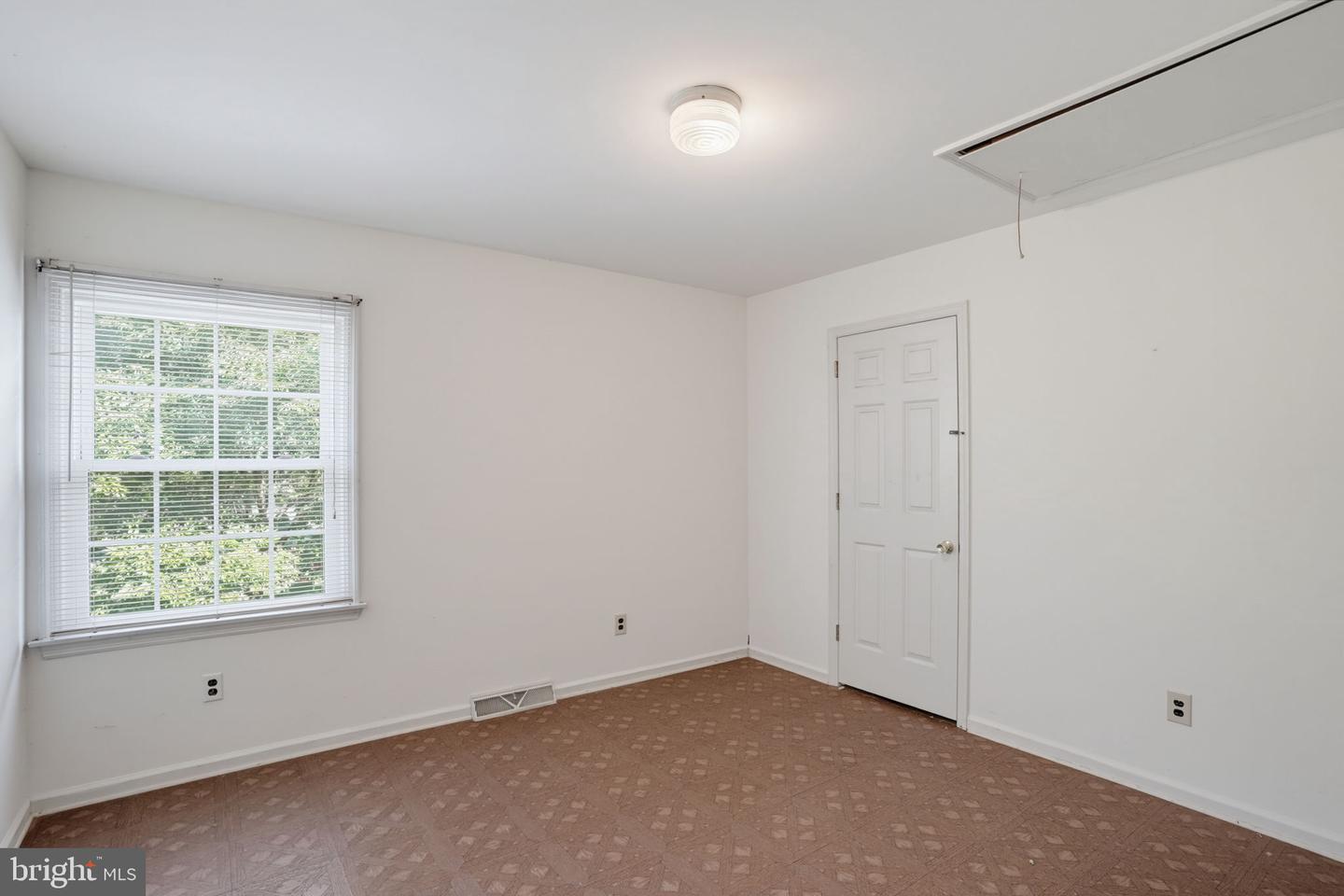 301 Caravel Dr Property Photo 37