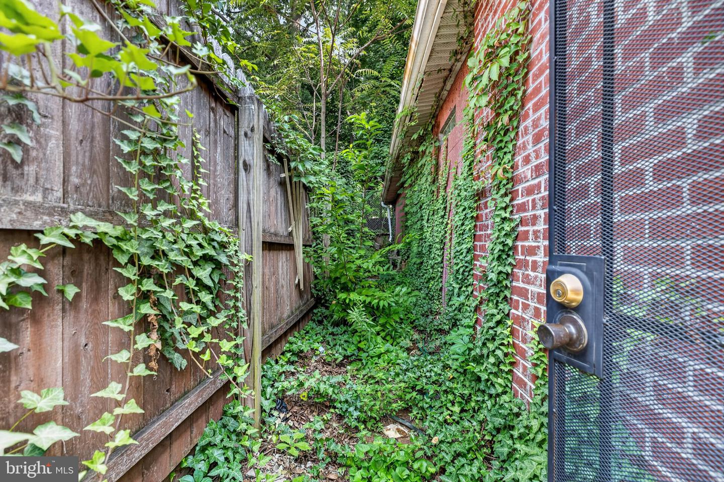 617 W 9th St Property Photo 34